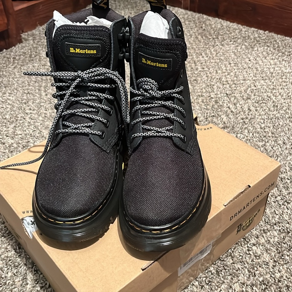 NIB Women’s Dr. Martens Black Boots Size 6 - Picture 3 of 8